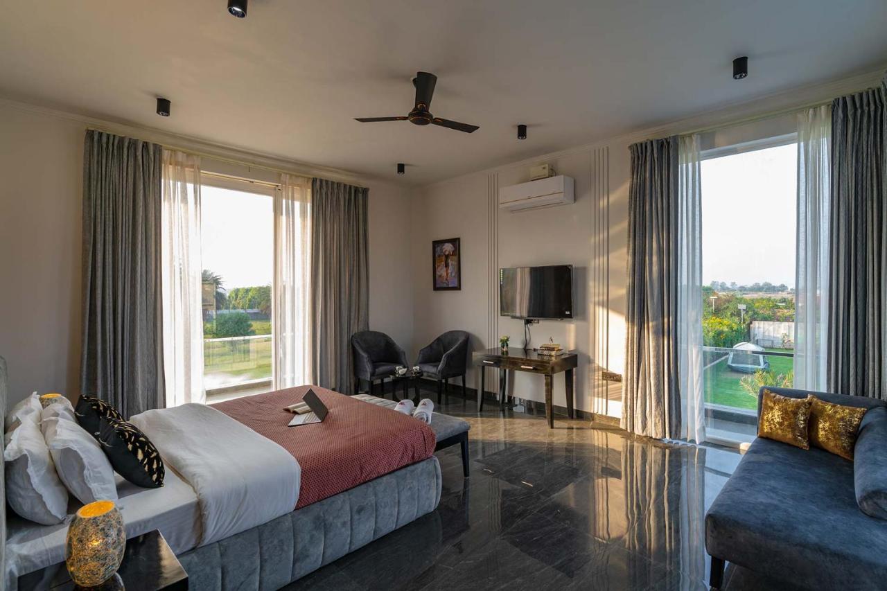 Stayvista At Le Blanc Escape W Outdoor Pool Sohna Екстериор снимка