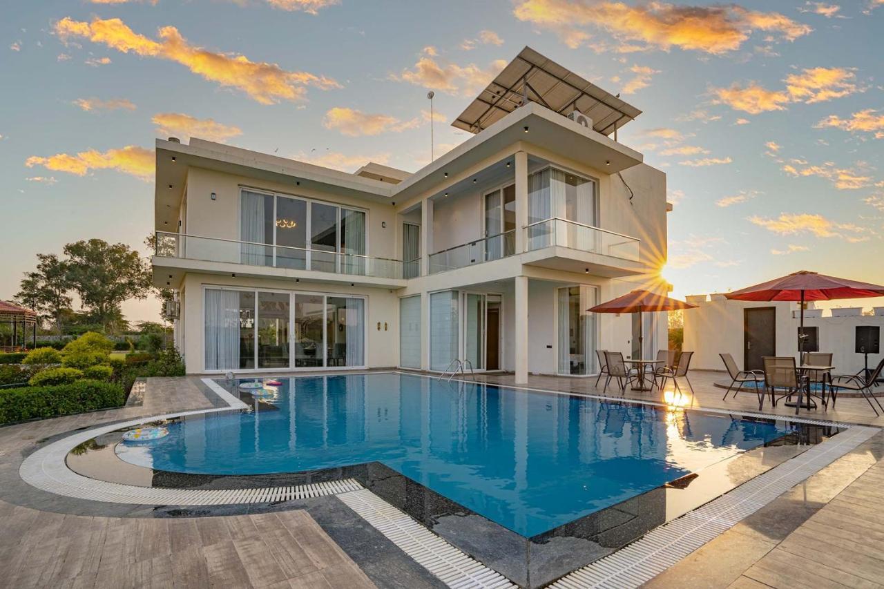 Stayvista At Le Blanc Escape W Outdoor Pool Sohna Екстериор снимка